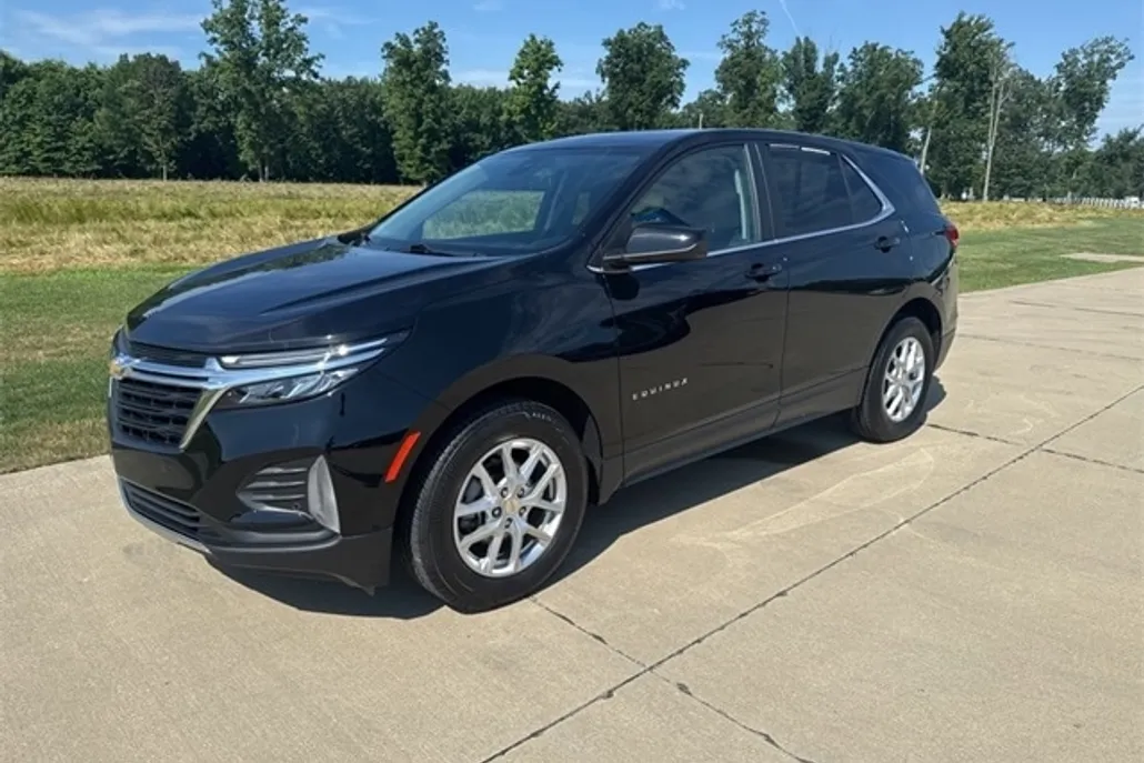 2023 Chevrolet Equinox LT photo 1