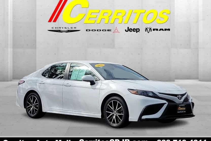 2021 Toyota Camry SE photo 1