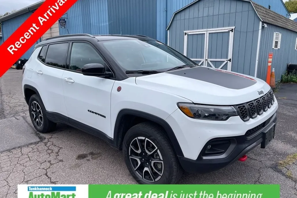 2024 Jeep Compass Trailhawk photo 1