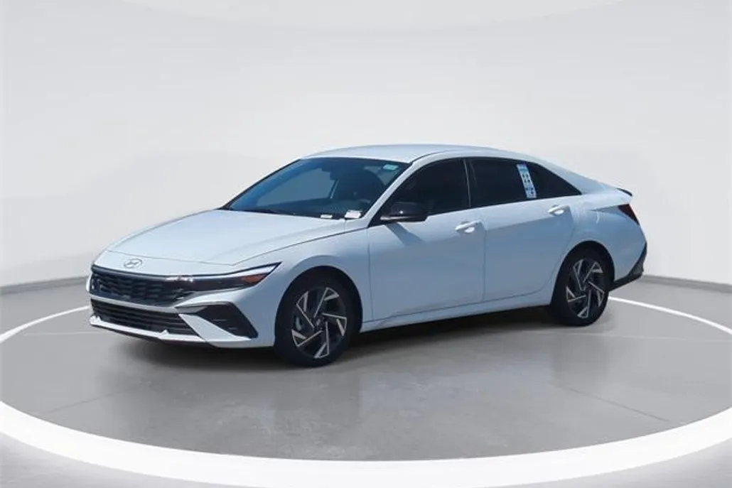 2025 Hyundai Elantra SEL Sport photo 1