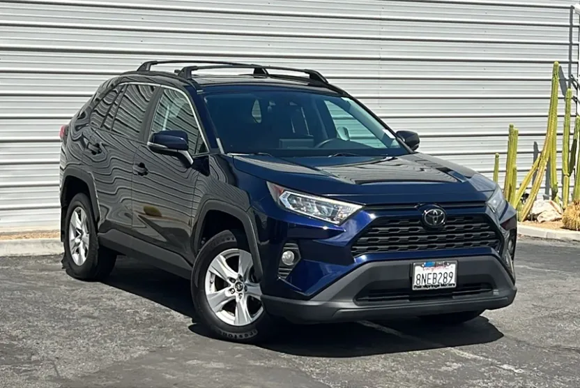 2019 Toyota RAV4 XLE photo 1