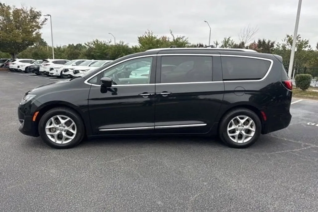 2017 Chrysler Pacifica Touring Plus photo 1