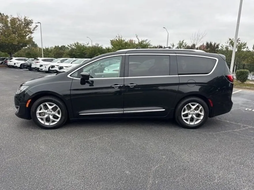 2017 Chrysler Pacifica Touring Plus photo 1