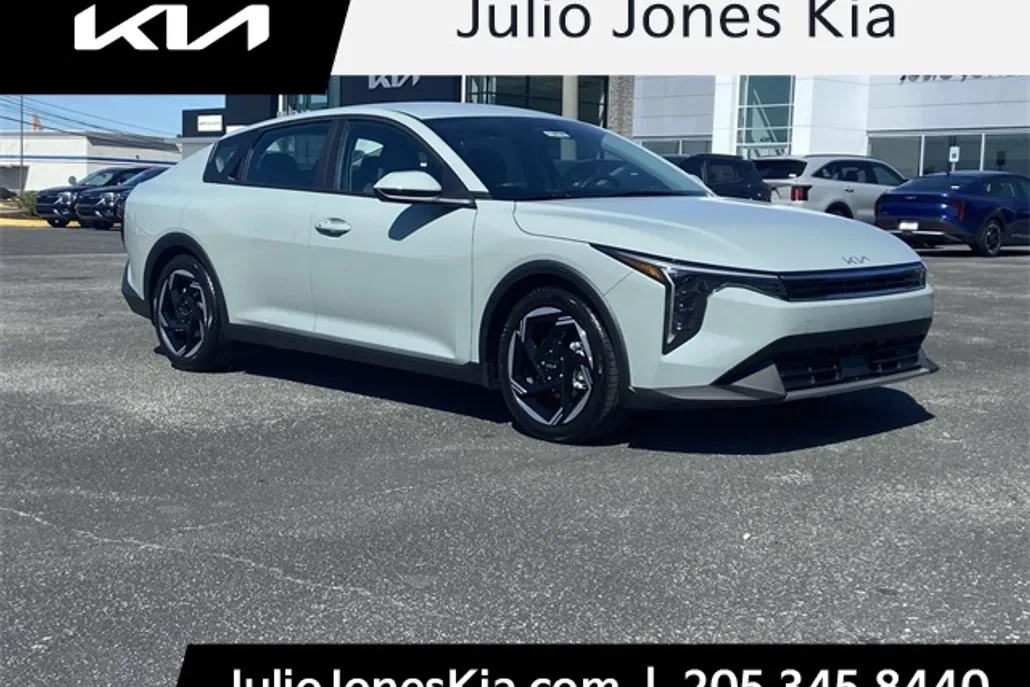 2025 Kia K4 LXS photo 1