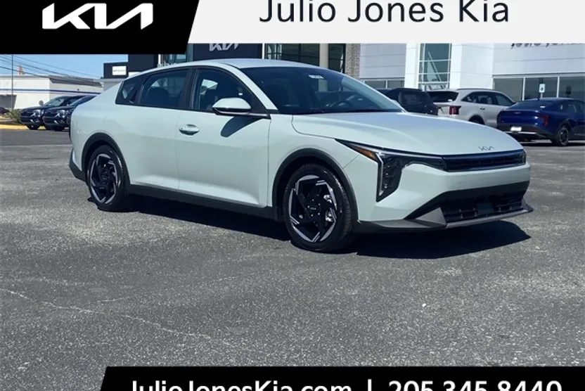 2025 Kia K4 LXS photo 1