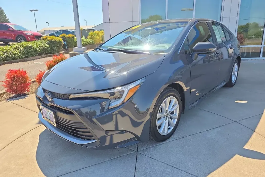 2025 Toyota Corolla Hybrid XLE photo 1