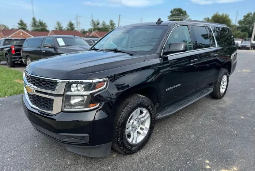 2019 Chevrolet Suburban LT photo 1