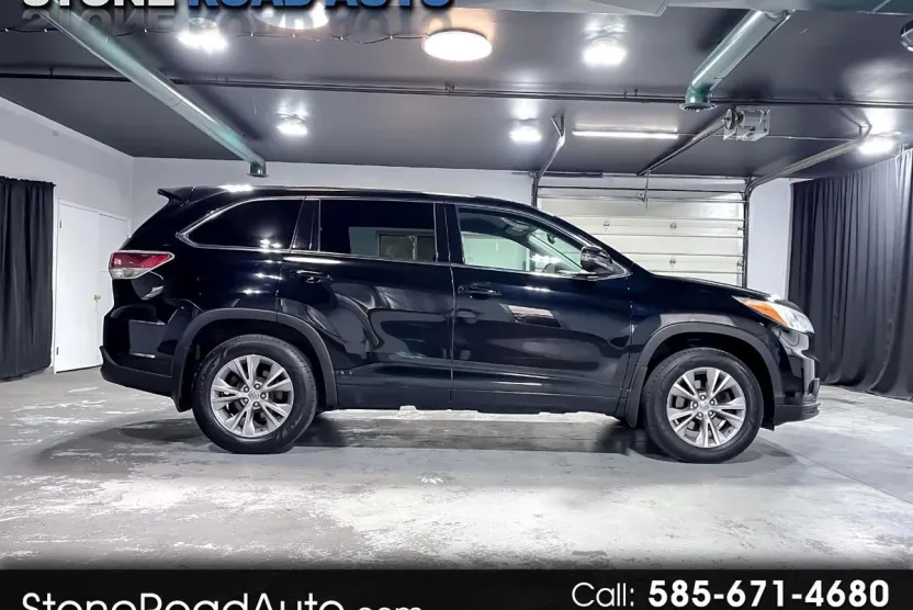2014 Toyota Highlander LE photo 1
