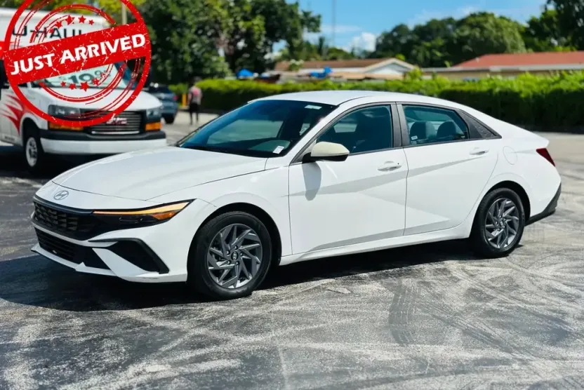 2024 Hyundai Elantra SEL photo 1