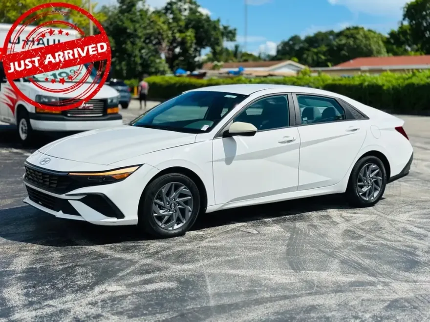 2024 Hyundai Elantra SEL photo 1