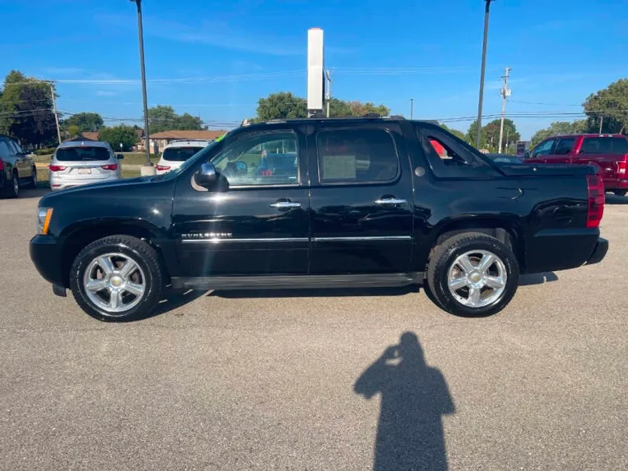 2013 Chevrolet Avalanche LTZ photo 1