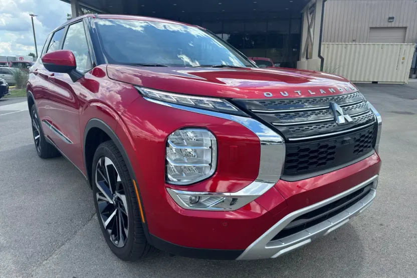 2023 Mitsubishi Outlander SE photo 1