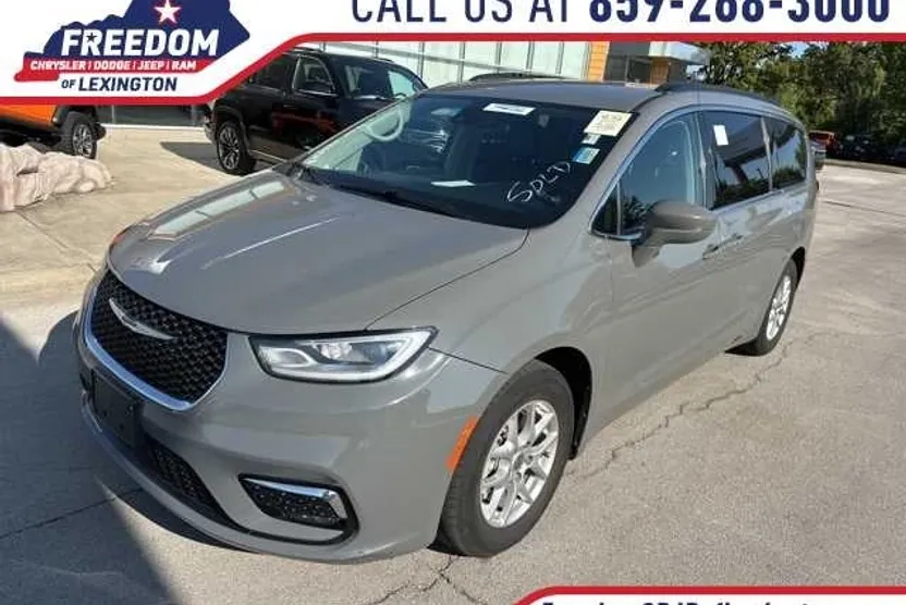 2022 Chrysler Pacifica Touring L photo 1