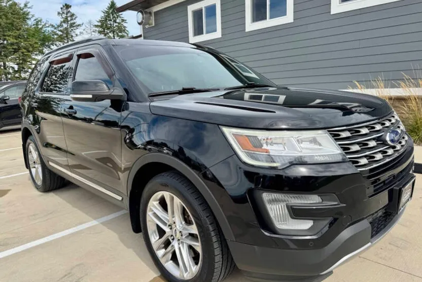 2017 Ford Explorer XLT photo 1