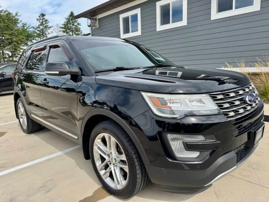 2017 Ford Explorer XLT photo 1