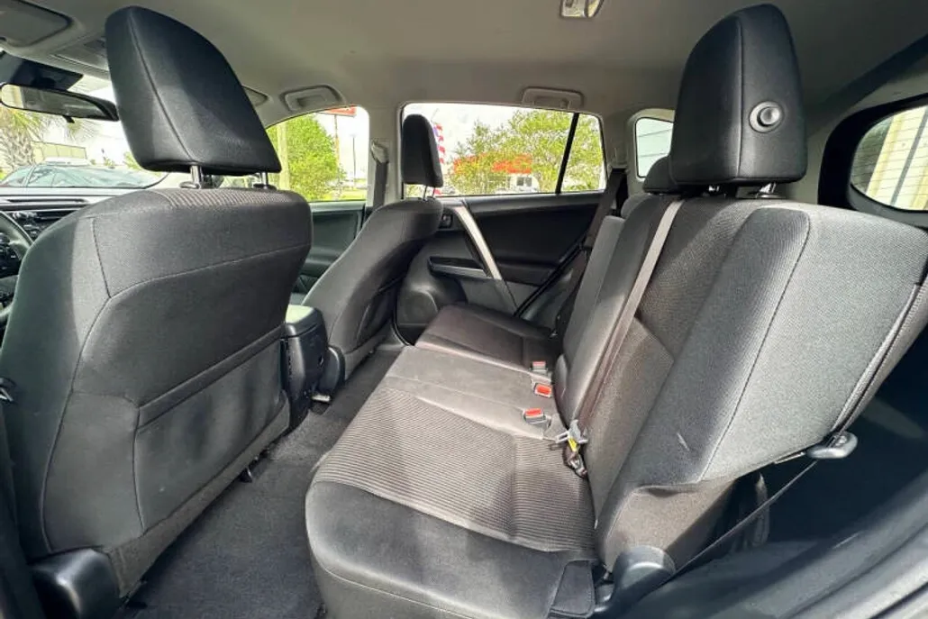 2017 Toyota RAV4 LE photo 1
