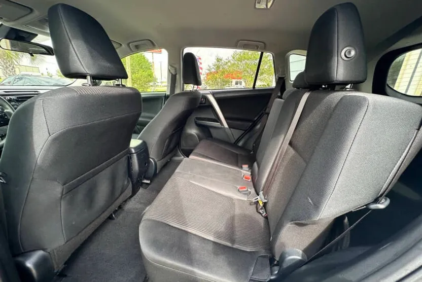 2017 Toyota RAV4 LE photo 1