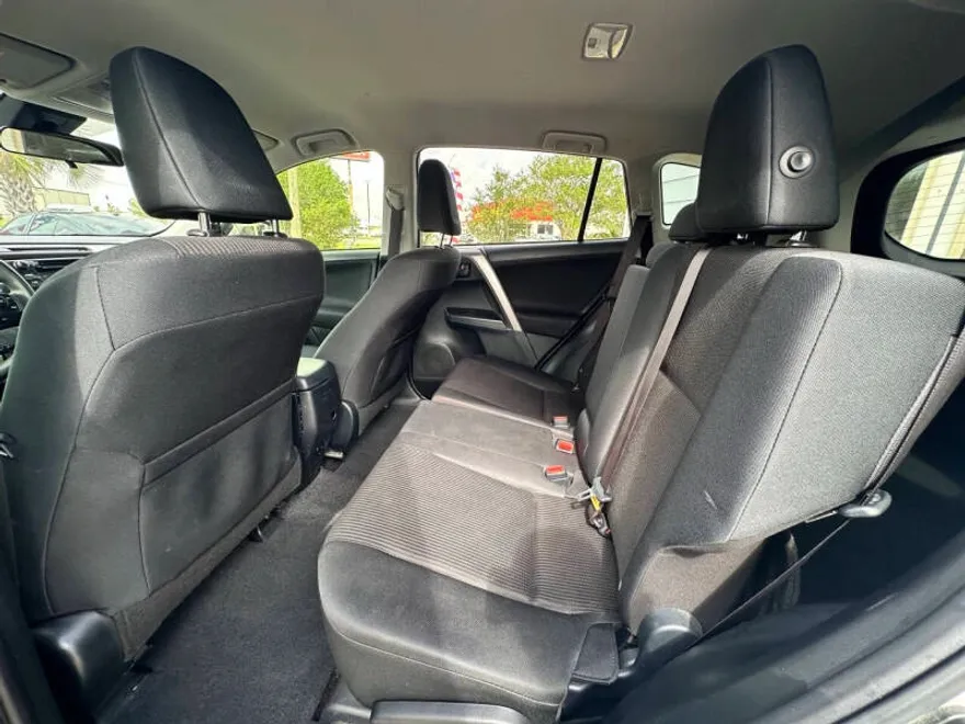 2017 Toyota RAV4 LE photo 1