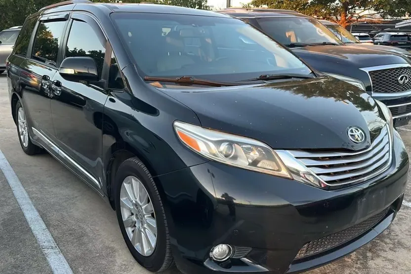 2015 Toyota Sienna XLE photo 1