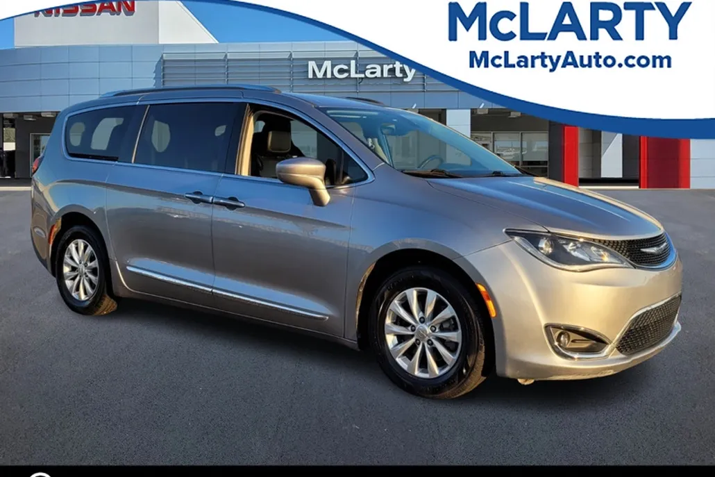 2018 Chrysler Pacifica Touring L photo 1