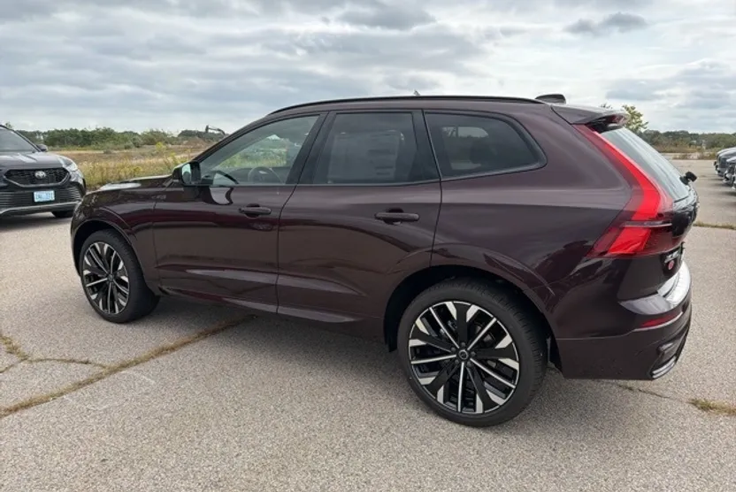 2026 Volvo XC60 B5 photo 1