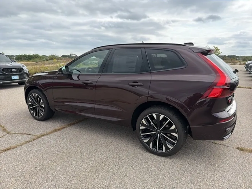 2026 Volvo XC60 B5 photo 1