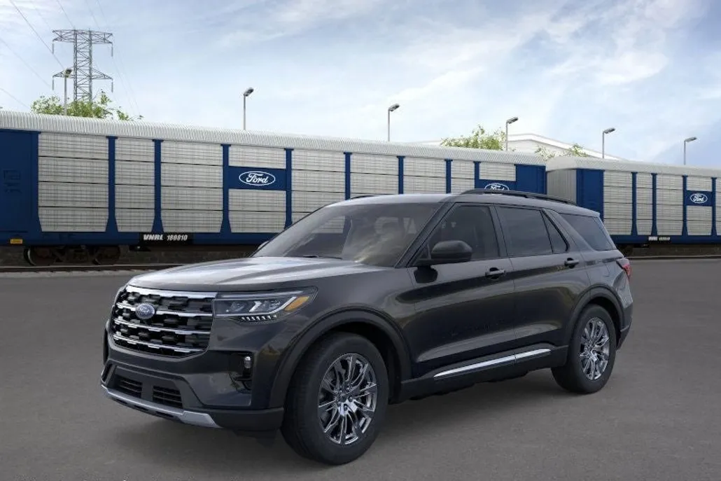 2025 Ford Explorer photo 1