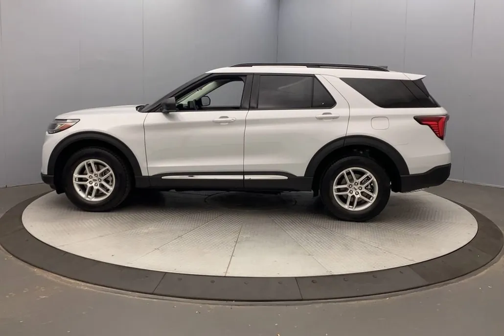 2025 Ford Explorer photo 1