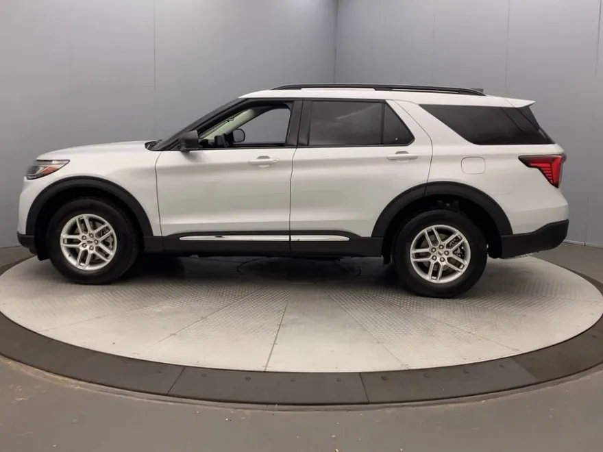 2025 Ford Explorer photo 1
