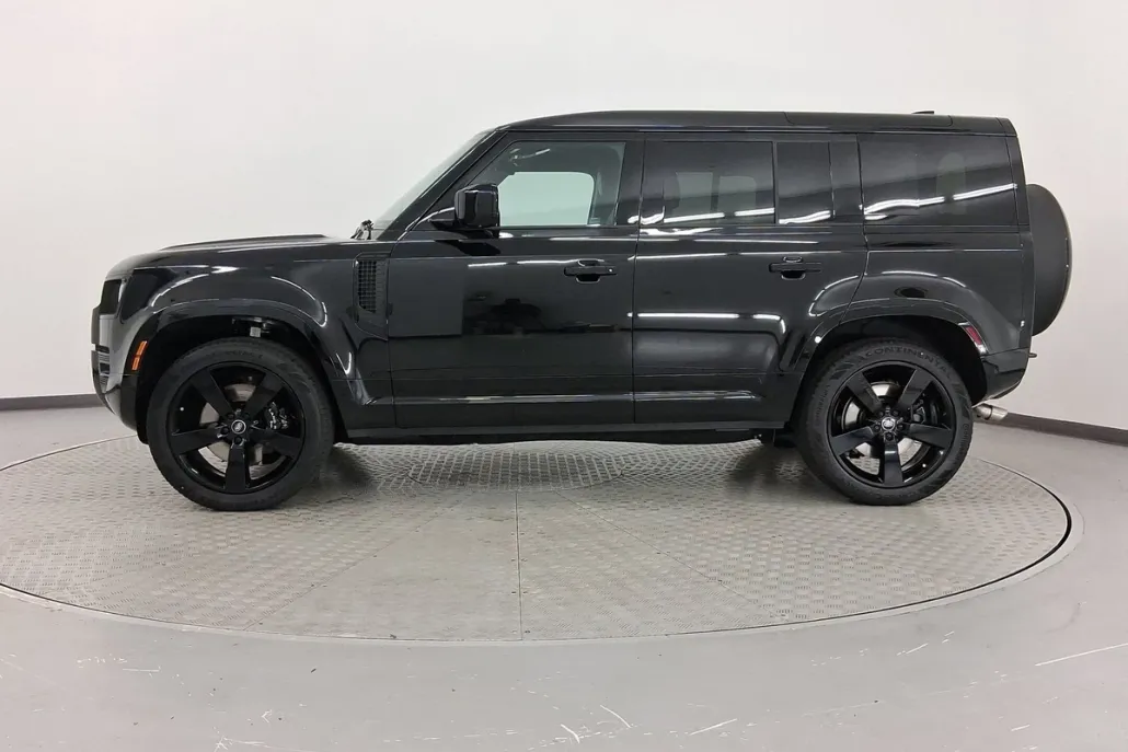 2025 Land Rover Defender 110 V8 photo 1