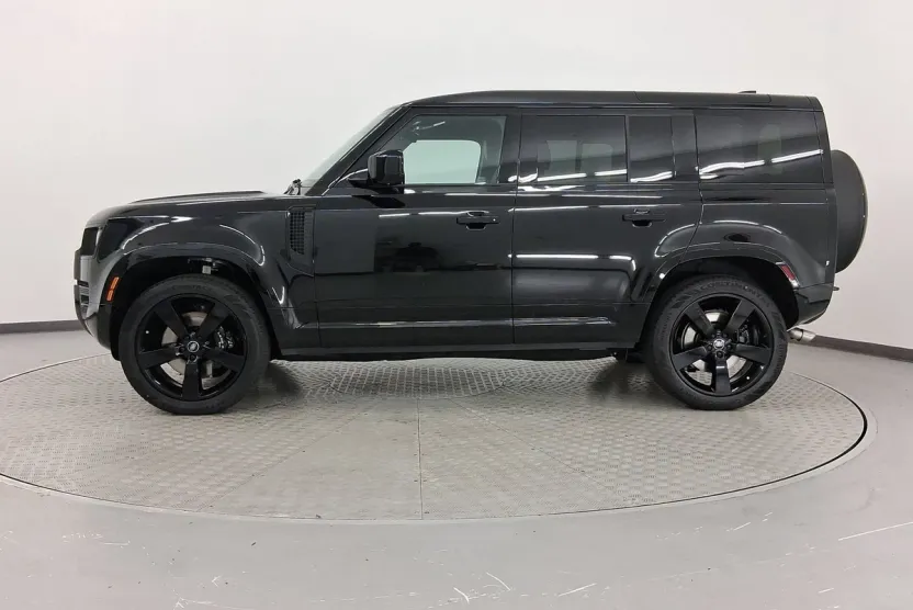2025 Land Rover Defender 110 V8 photo 1