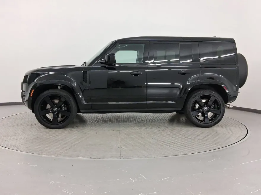 2025 Land Rover Defender 110 V8 photo 1