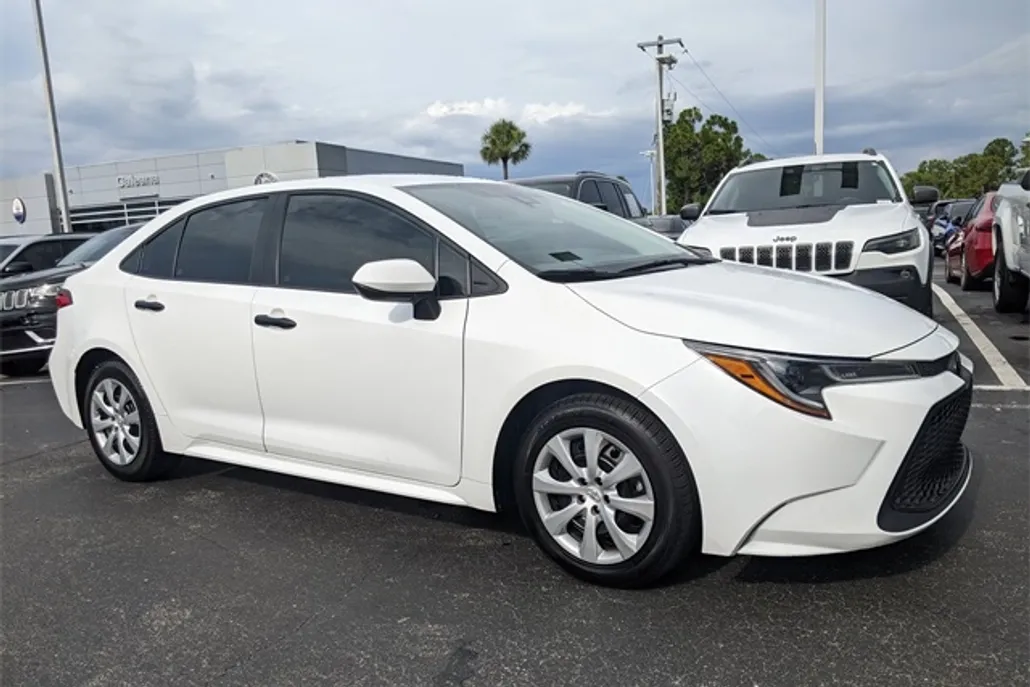2022 Toyota Corolla LE photo 1