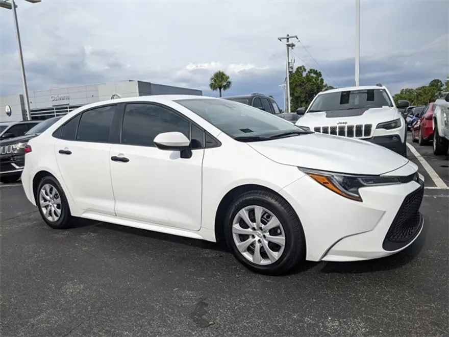 2022 Toyota Corolla LE photo 1