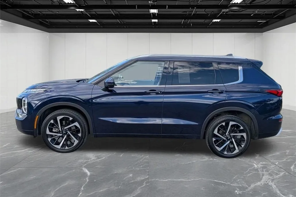 2024 Mitsubishi Outlander SEL photo 1