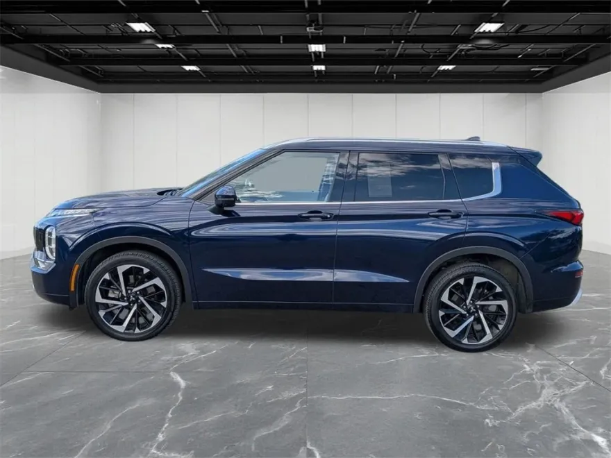 2024 Mitsubishi Outlander SEL photo 1