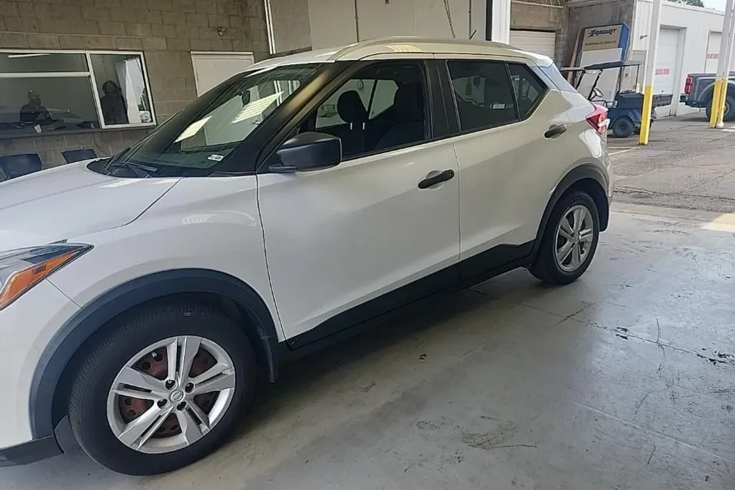 2019 Nissan Kicks S photo 1