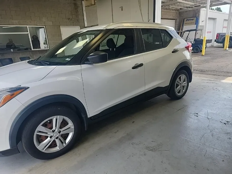2019 Nissan Kicks S photo 1