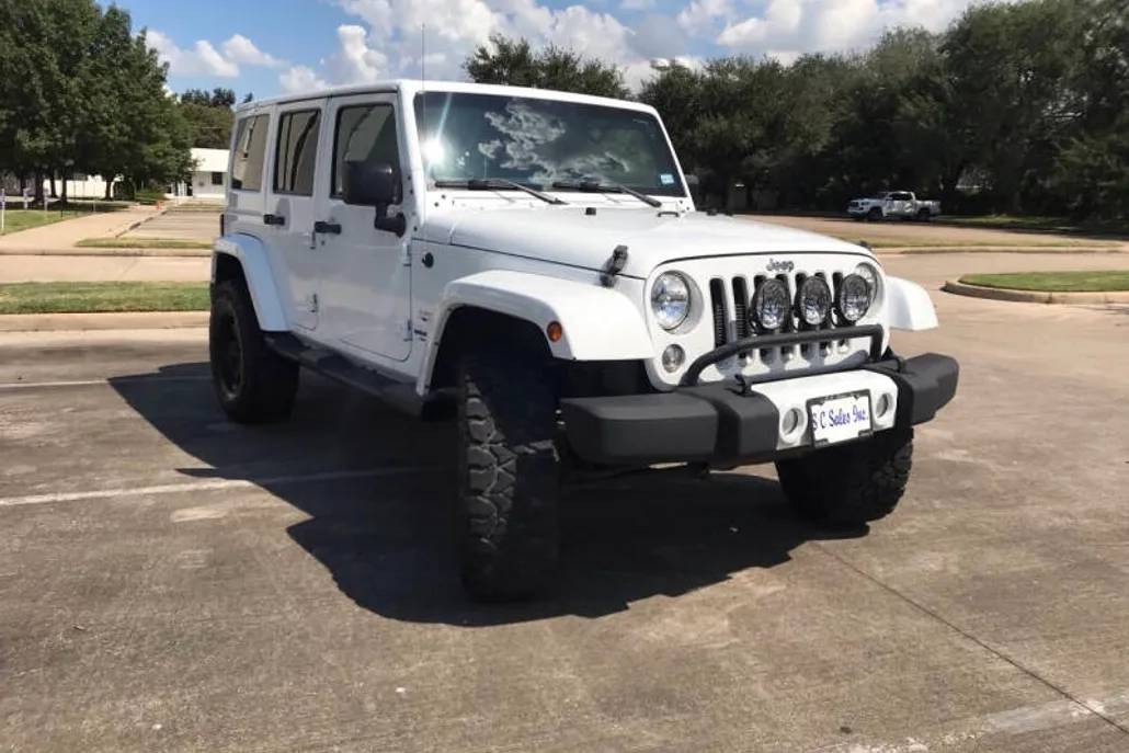 2016 Jeep Wrangler Unlimited Sahara photo 1