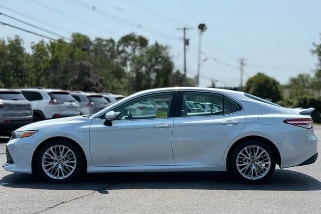 2020 Toyota Camry XLE photo 1