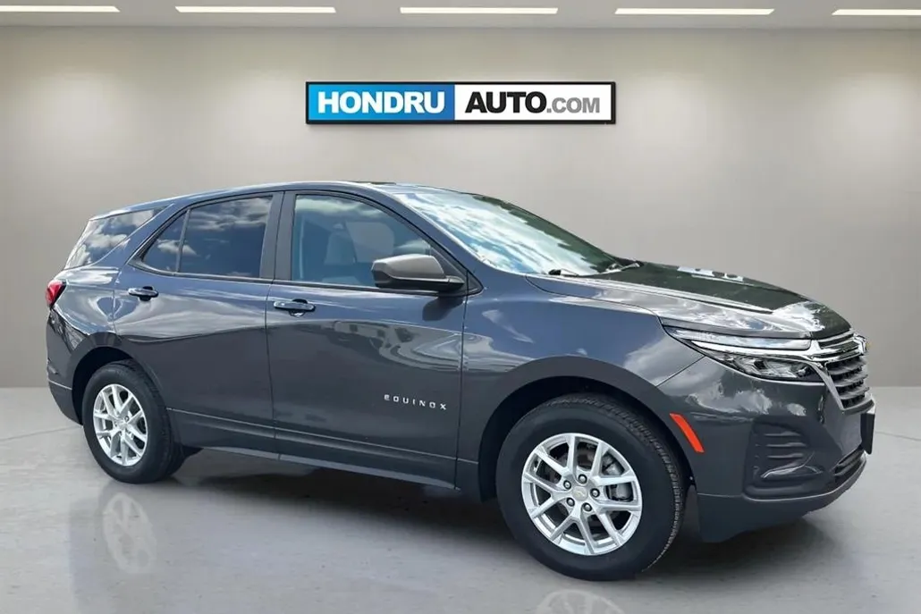 2022 Chevrolet Equinox LS photo 1