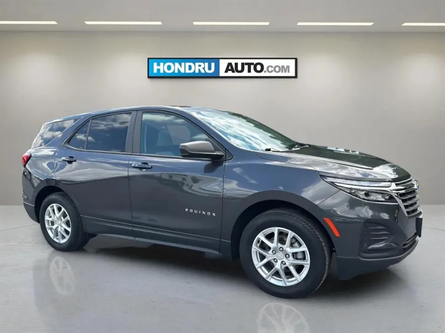 2022 Chevrolet Equinox LS photo 1