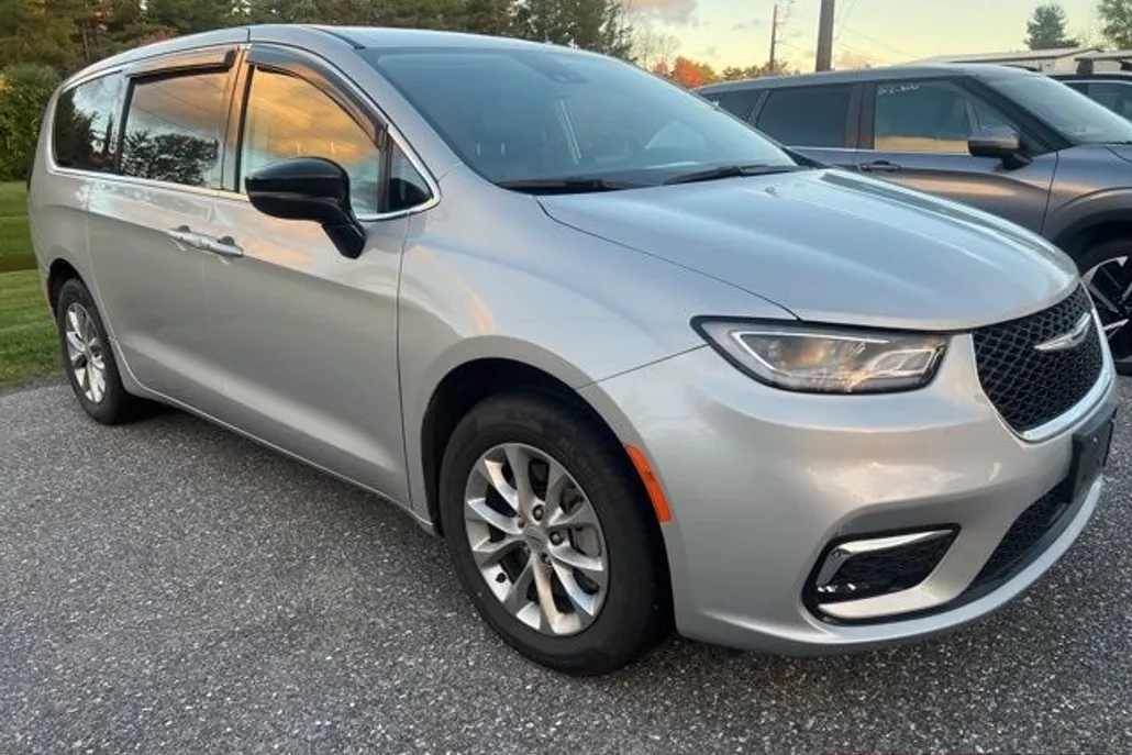 2024 Chrysler Pacifica Touring L photo 1