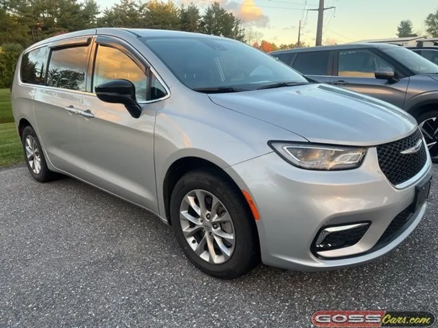 2024 Chrysler Pacifica Touring L photo 1