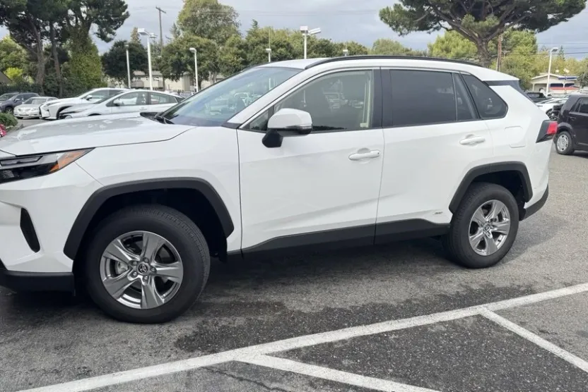 2024 Toyota RAV4 Hybrid XLE photo 1