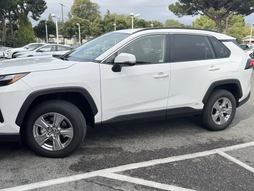 2024 Toyota RAV4 Hybrid XLE photo 1