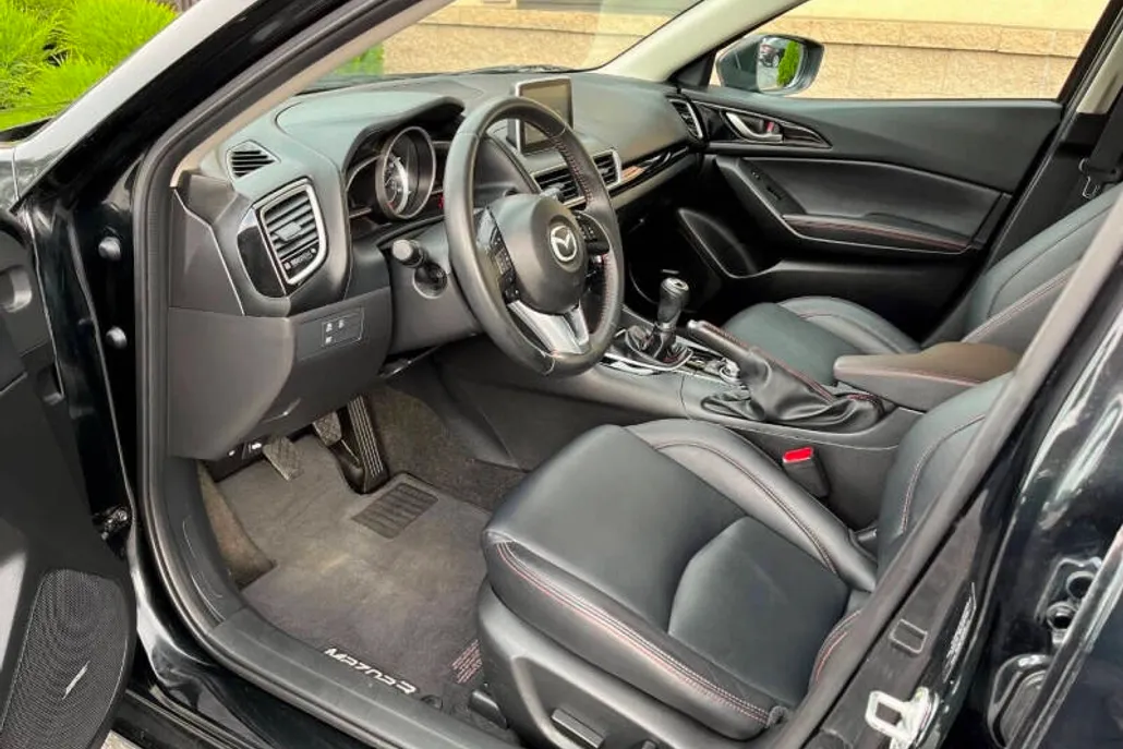 2016 Mazda Mazda3 Grand Touring photo 1