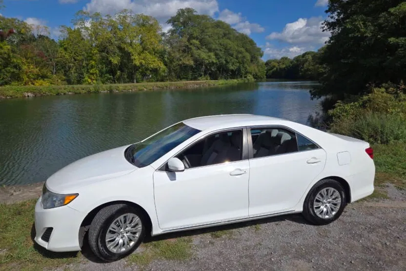 2014 Toyota Camry LE photo 1