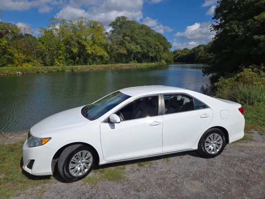 2014 Toyota Camry LE photo 1