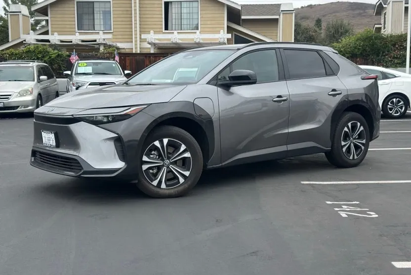 2024 Toyota bZ4X XLE photo 1
